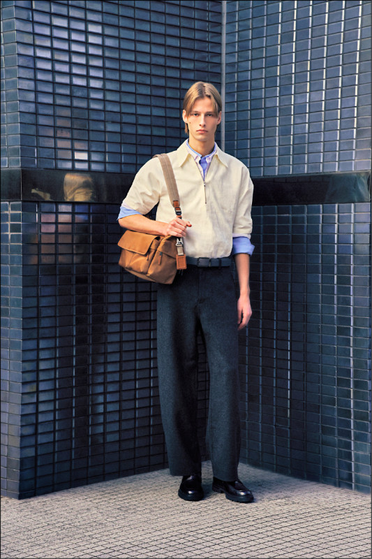 男士系列Relay信使包主打多口袋設計，強化收納機能性，4,390元。