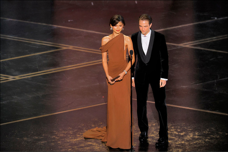 千黛亞登上第98屆奧斯卡舞台，與羅伯派丁森一同擔任頒獎嘉賓。（路透）
