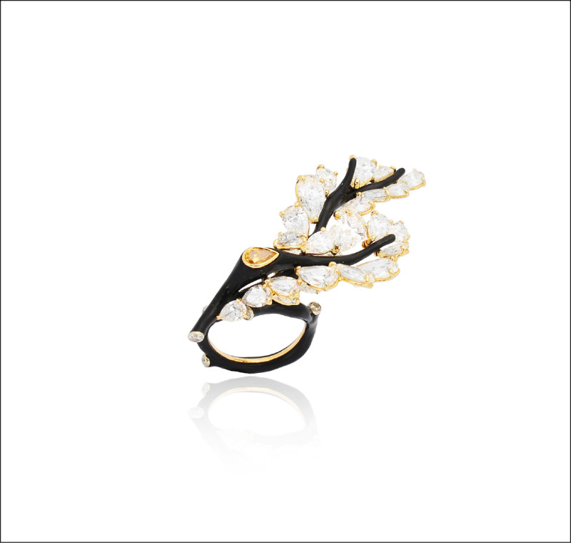 CINDY CHAO The Art Jewel White Label Collection四季系列樹枝戒指，白鑽與黃鑽搭配陶瓷漆與18K金材質，鑲嵌34顆，總重9.82克拉白鑽，打造枝幹延展的雕塑美感。價格店洽。