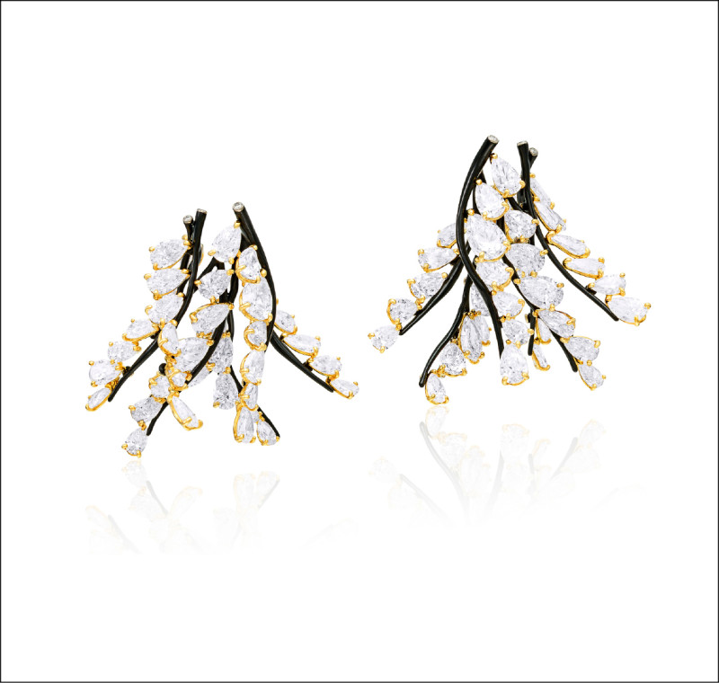 CINDY CHAO The Art Jewel White Label Collection四季系列樹枝耳環，鈦金屬、18K白金與18K黃金鑲嵌84顆梨形白鑽，總重30.22克拉。價格店洽。