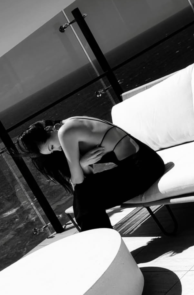 孫芸芸大秀美背。