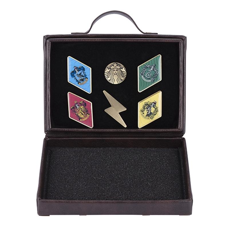 哈利波特徽章組，將四大學院徽章與閃電標誌收納於仿魔法箱收藏盒中，1,200元。。（Starbucks提供）