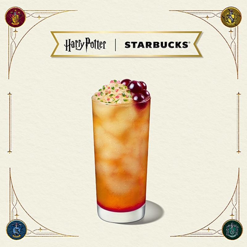 首次推出令人著迷的聯名限定飲品「蜂蜜公爵爆爆星冰茶」，靈感源自《Harry Potter》世界中廣受喜愛的蜜糖公爵糖果店。（Starbucks提供）