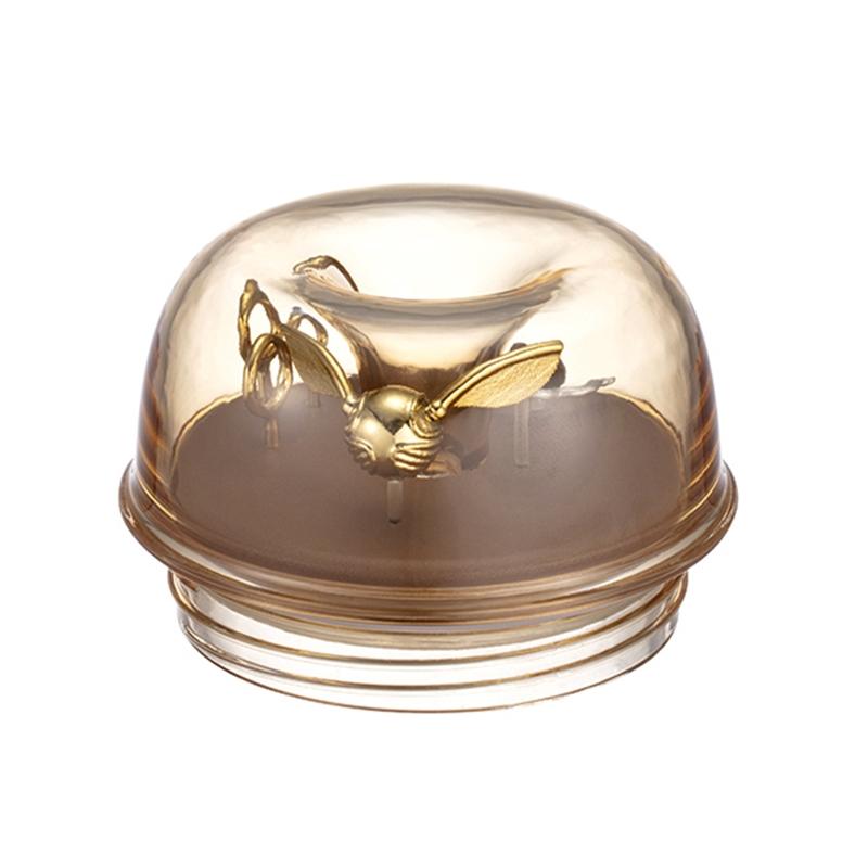 哈利波特金探子TOGO冷水杯杯蓋細節，透明罩內金探子展翅設計，充滿魁地奇元素。（Starbucks提供）