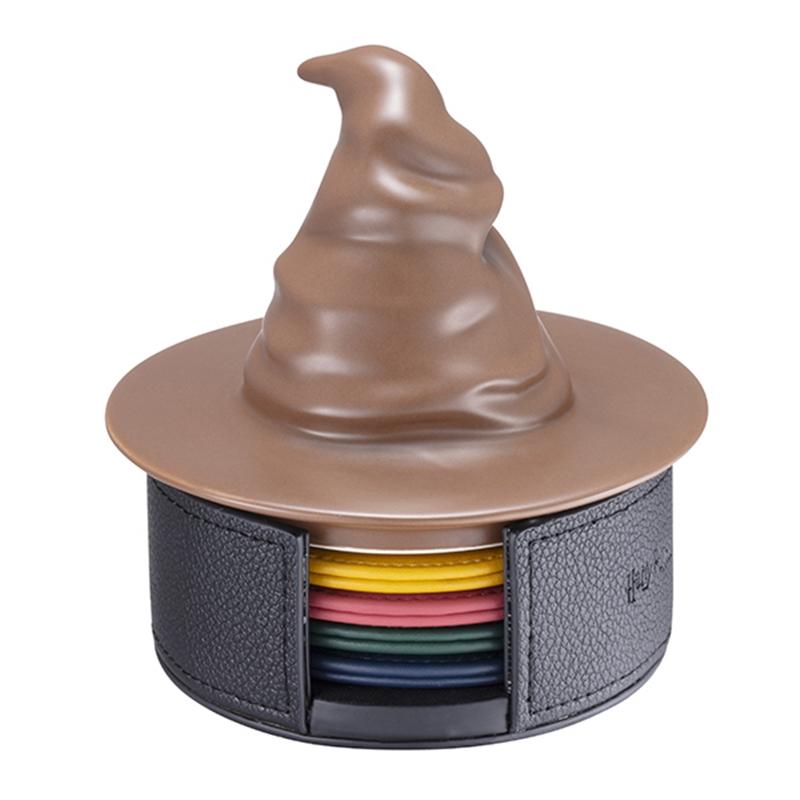 哈利波特杯墊組，以分類帽造型收納設計，兼具收藏與實用功能，1,680元。（Starbucks提供）