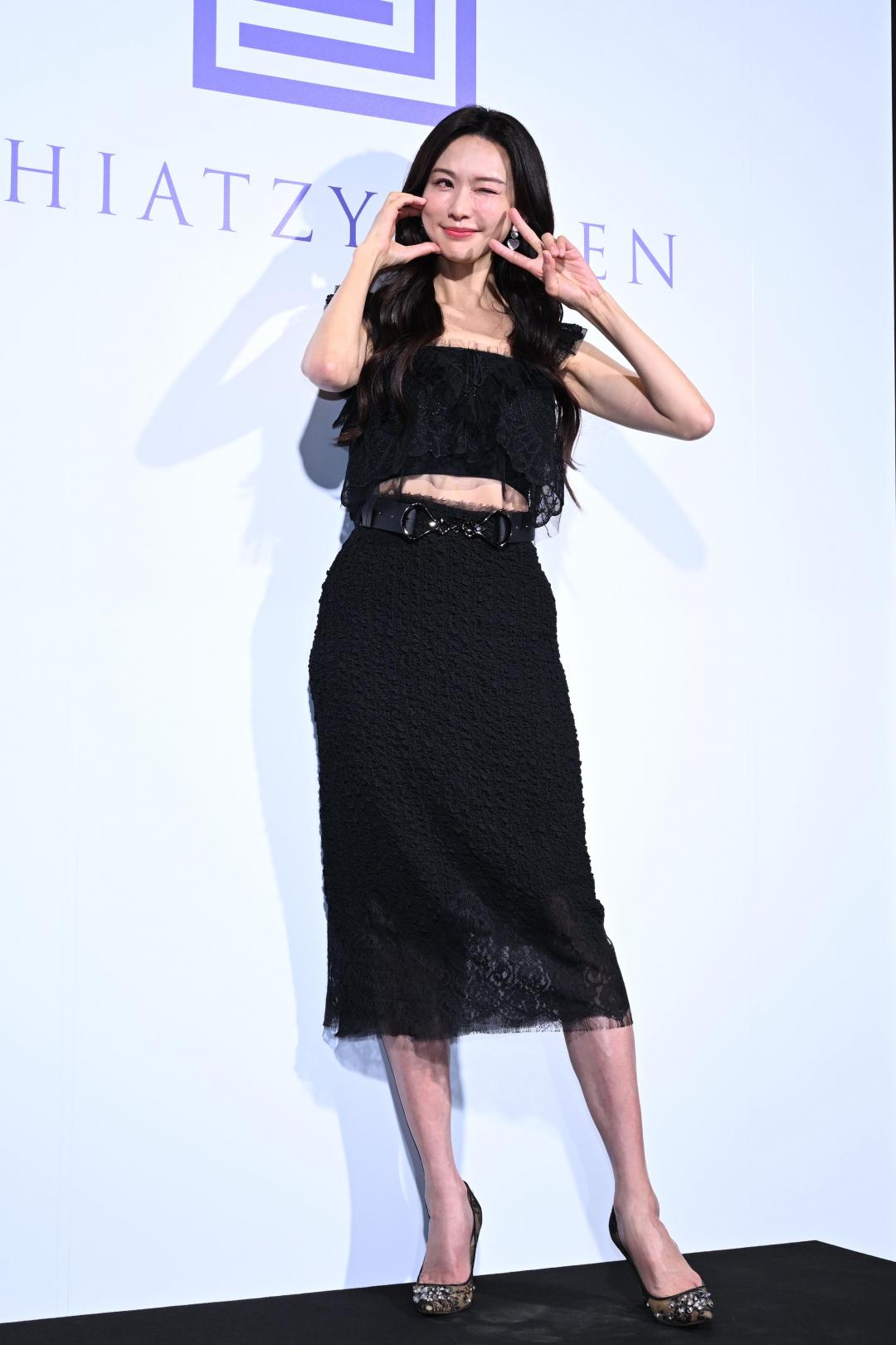 林志玲選穿2026春夏系列黑色蕾絲拼接背心搭配黑色絲質緹花窄裙，呈現優雅小性感。（圖／記者胡舜翔攝）