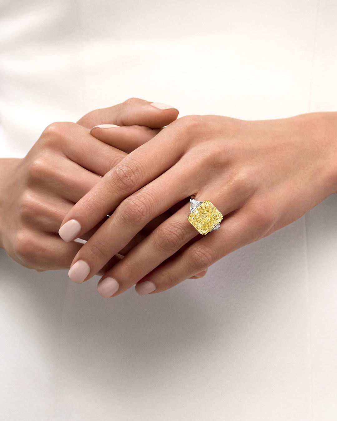 海瑞溫斯頓 級珠寶系列 方形祖母綠形切工黃鑽鑽石戒指。