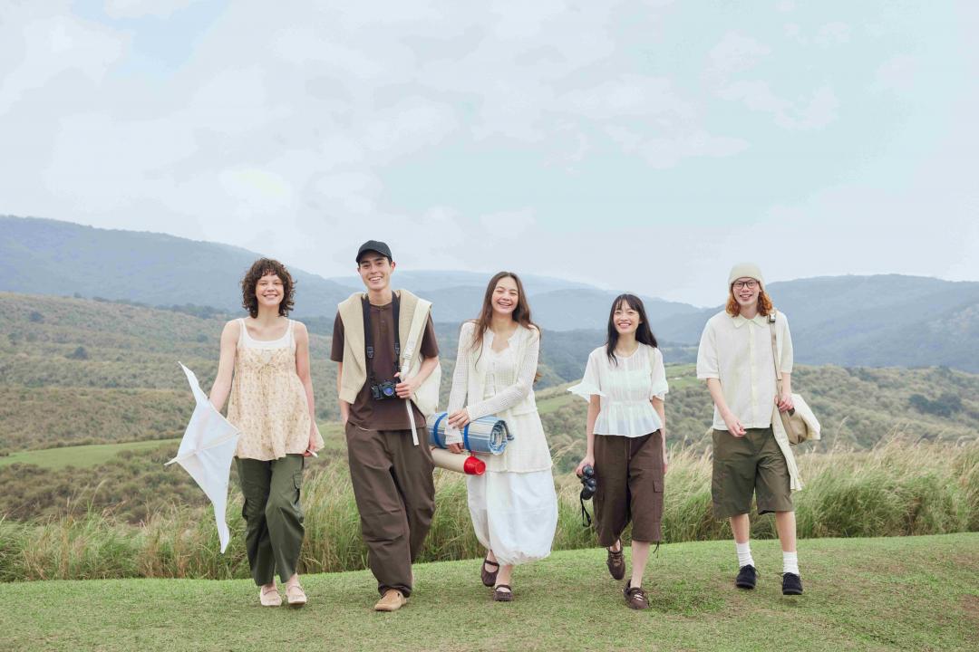 加入適合春日的雪紡與碎花等元素，也能描繪出城市波西米亞愜意感。