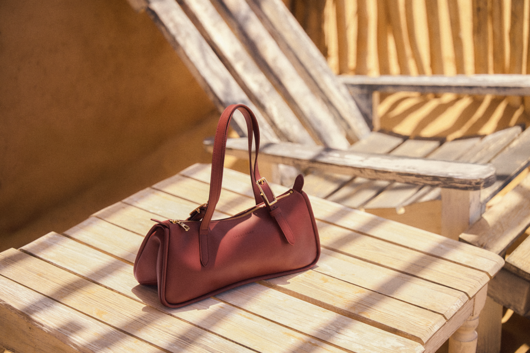 Looong系列東加豆色肩揹袋，售價NT$23,500元。