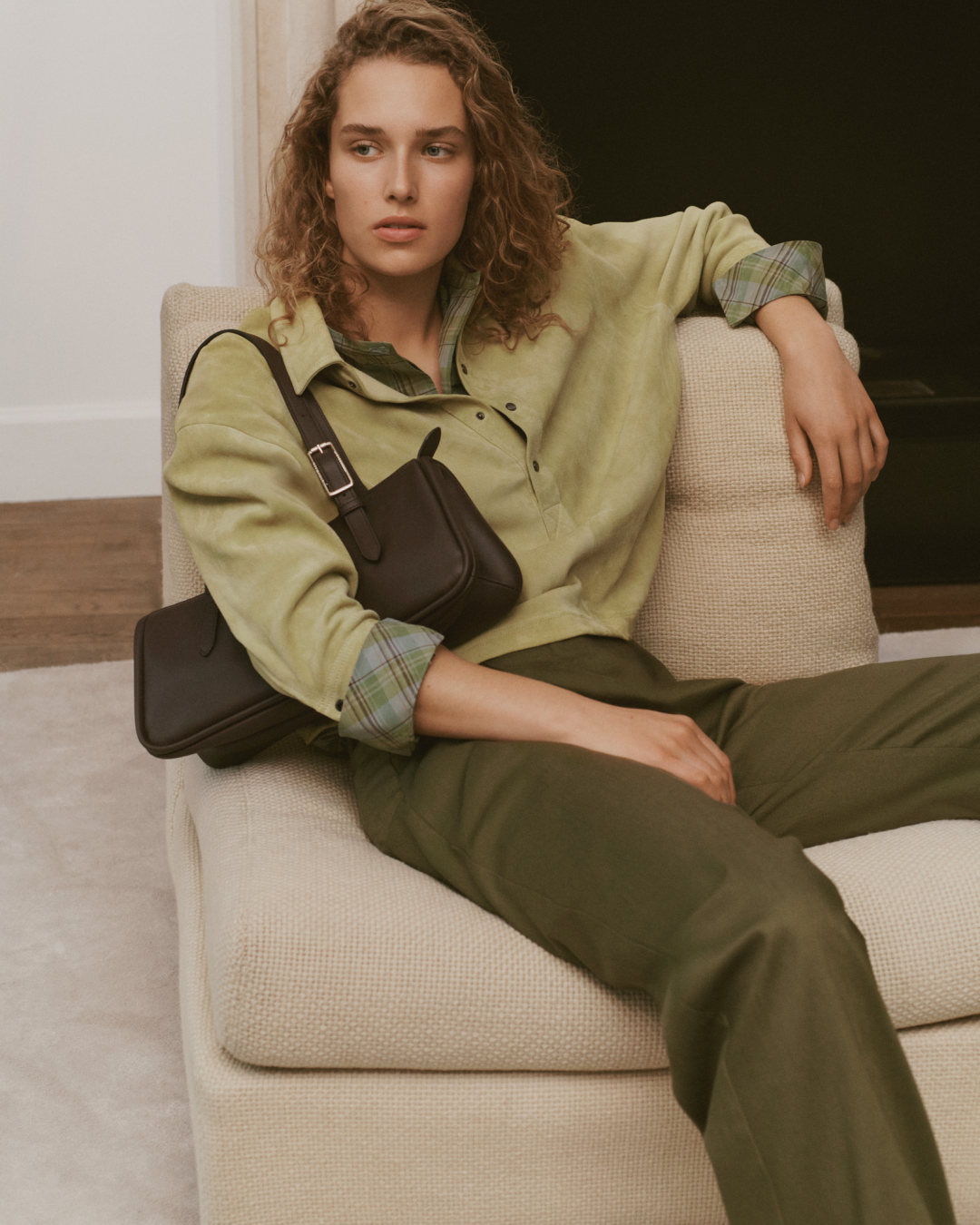 Looong系列採用水平延展的橫向設計，近似手拿包的外型，搭配兩條纖細可調式肩帶與標誌性金屬釦環，為整體造型注入現代氣息。