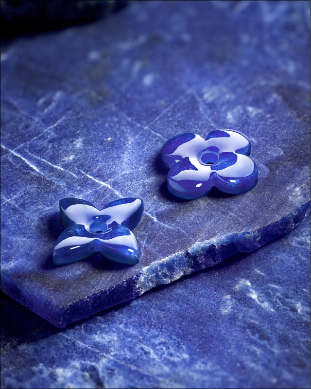 嚴選的蘇打石經由高標準的工藝技術，化成Louis Vuitton經典的Monogram花紋。