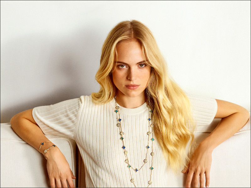 模特兒將蘇打石（圖中海軍藍色款）及天河石兩條長項鍊疊戴，創造出豐富的視覺層次感。Color Blossom BB Star and Sun Multi-Motif長項鍊，黃K金、蘇打石、鑽石，1,310,000元；天河石款長項鍊，1,230,000元。