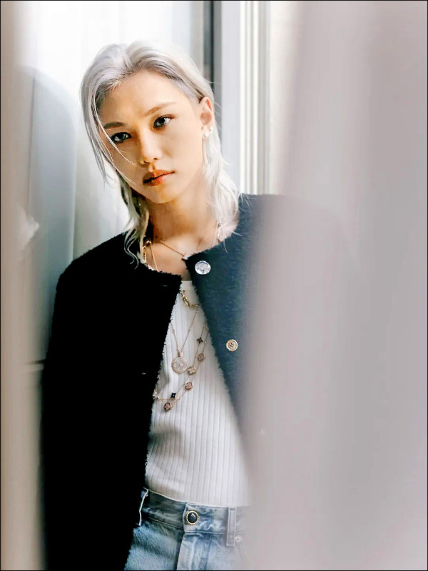 Felix選擇將藍色蘇打石與多款珍珠母貝項鍊疊戴，對比色彩突顯Color Blossom系列各種寶石交織的融合性。