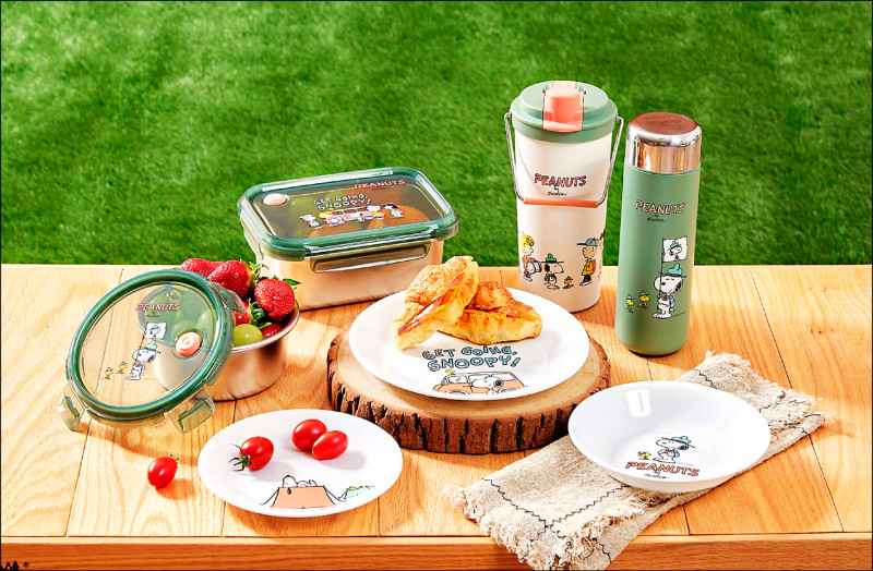 歡慶開幕，即日起至4月16日，康寧餐具台南OUTLET門市推出SNOOPY系列任選買1送1活動，圖為「露營趣」系列。