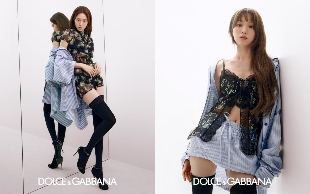 碎花睡衣風格搭配膝上襪，俏皮挑逗。