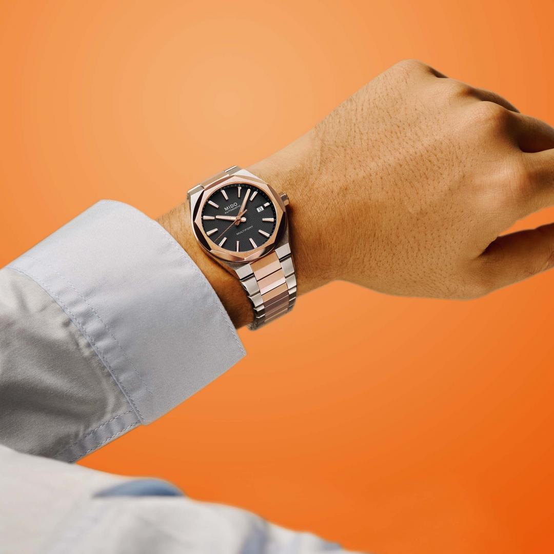 雙色金錶殼與錶圈，與黑色錶盤形成奢華對比。