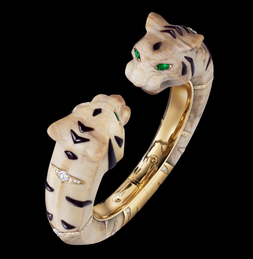 WHITE DOURGA手環（2021年）。