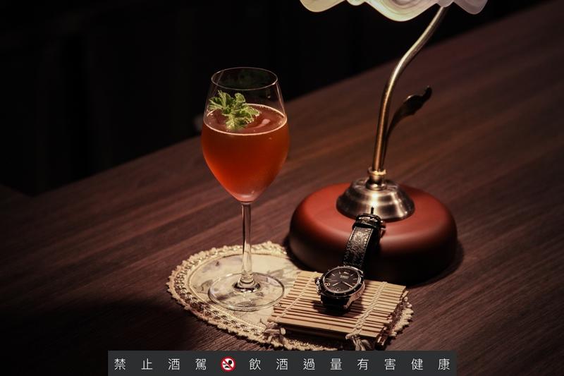 聯名調酒「U-BOAT」以潛艇意象發想，層次風味呼應腕錶機械美學。（U-BOAT提供）