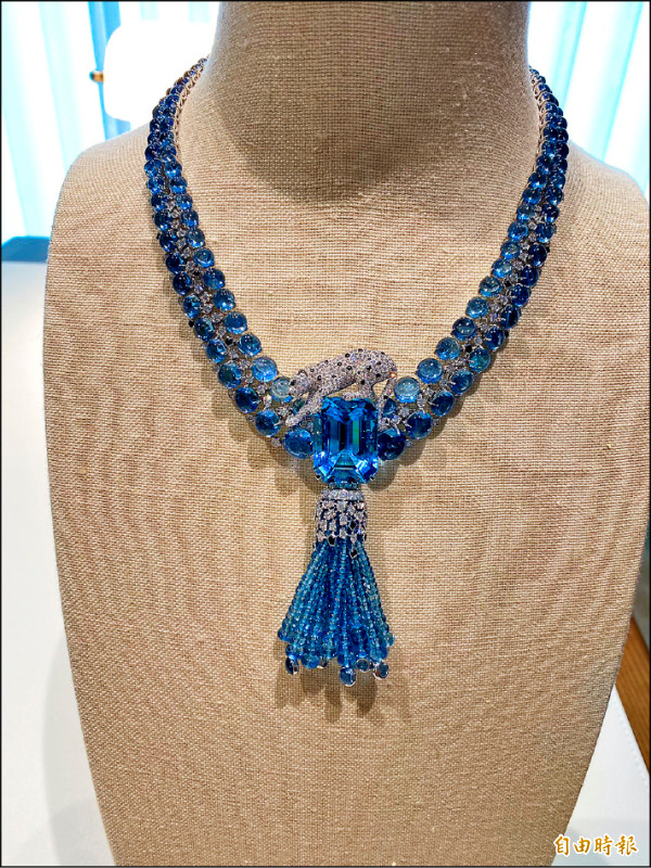 卡地亞EN ÉQUILIBRE頂級珠寶系列PANTHERE ALGARROBO項鍊和戒指套組，海藍寶石的清透與美洲豹的霸氣對比又和諧。（記者林欣若攝）