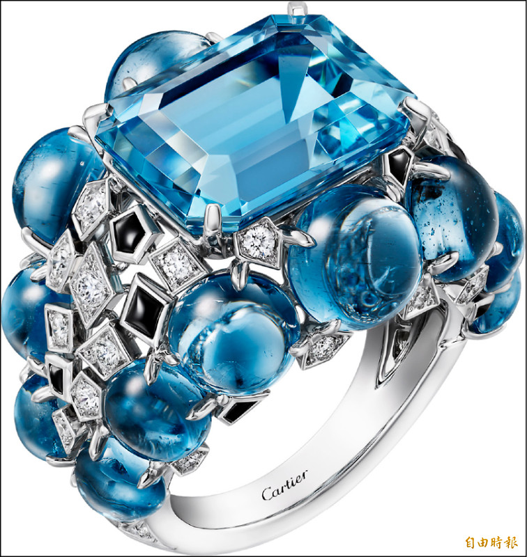 卡地亞EN ÉQUILIBRE頂級珠寶系列PANTHERE ALGARROBO項鍊（上圖）和戒指（右圖）套組，海藍寶石的清透與美洲豹的霸氣對比又和諧。