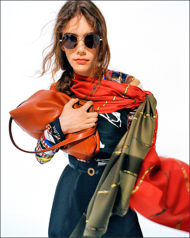 Celine運用絲巾符碼連結經典與當代美學視角。價格店洽。