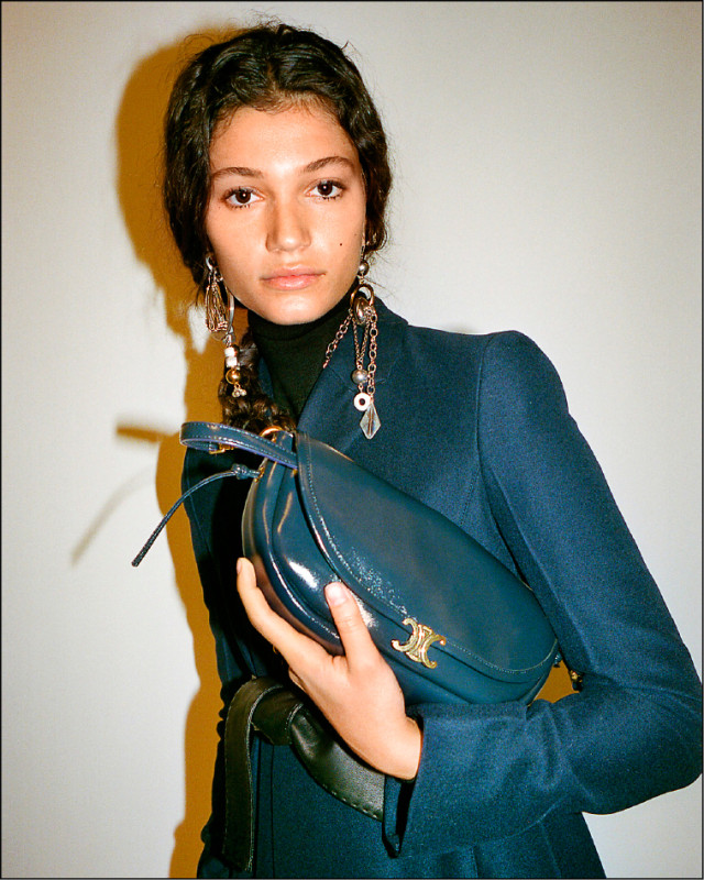 Celine全新主打包款Little Halfmoon Soft Triomphe柔軟亮澤羊皮革小型手袋，流露法式慵懶鬆弛感，87,000元。