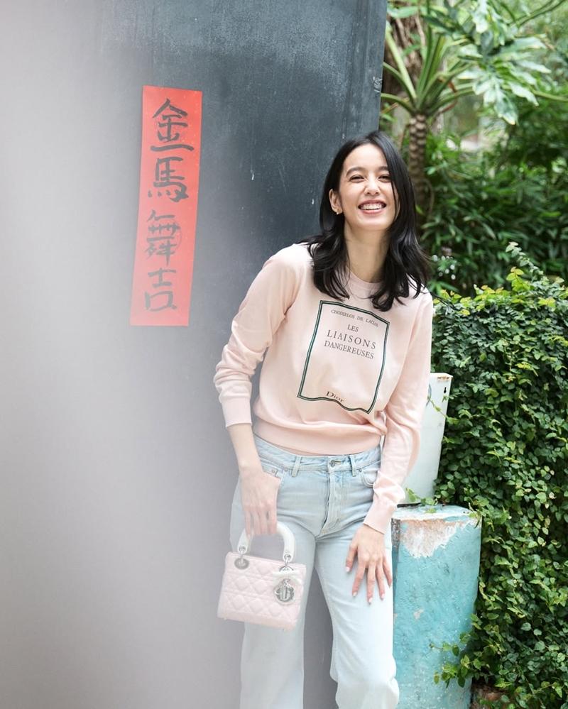 身穿休閒造型的陳庭妮，演繹Lady Dior粉色籐格紋皮革小型包款，甜美與日常感兼具。（翻攝自instagram）