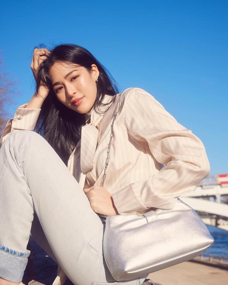 鄺玲玲搭配Dior Bow銀色皮革小型包款，金屬光澤展現俐落摩登風格。（翻攝自instagram）