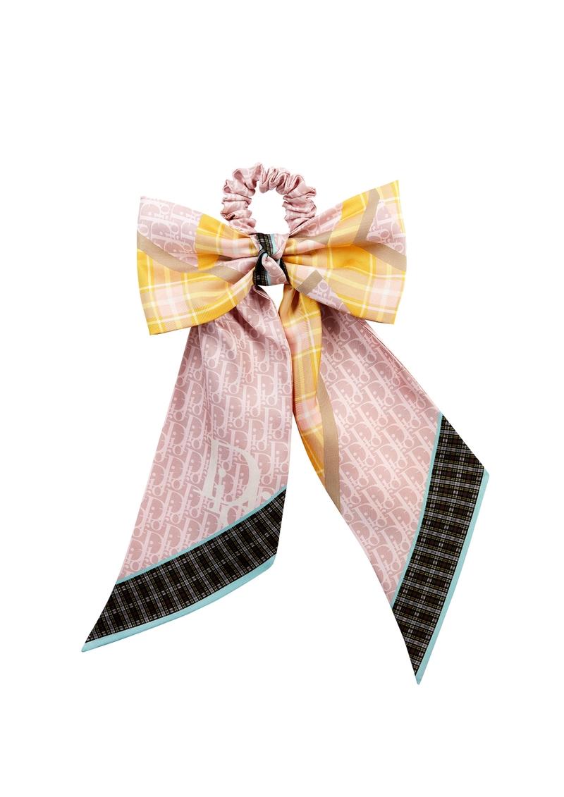 Diorette多彩Oblique拼接格紋絲質蝴蝶結髮飾，21,000元。（Dior提供）