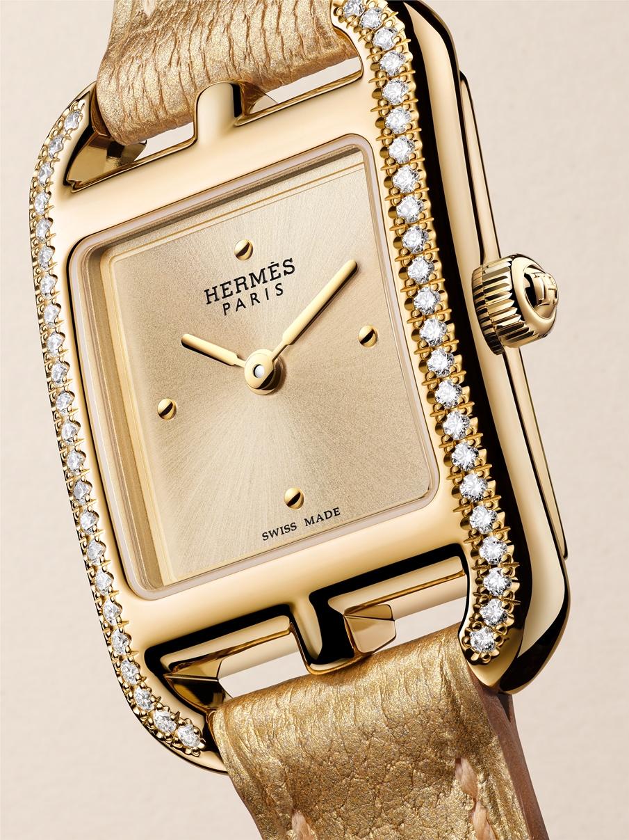 Hermès Cape Cod以黃K金鑲鑽錶殼搭配金色放射飾紋錶盤版本，價格店洽。