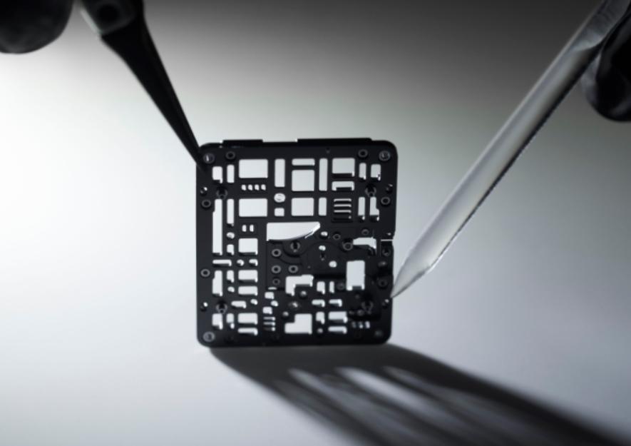 方形鏤空機芯猶如視覺迷幻的迷宮，增加前衛感。