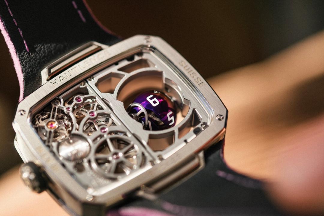 以拋光五級鈦金屬打造的球體小時顯示，帶有紫色塗層更顯迷幻視覺，雕刻小時數字則覆以白色Super-Luminova®夜光塗料，增加易讀性。