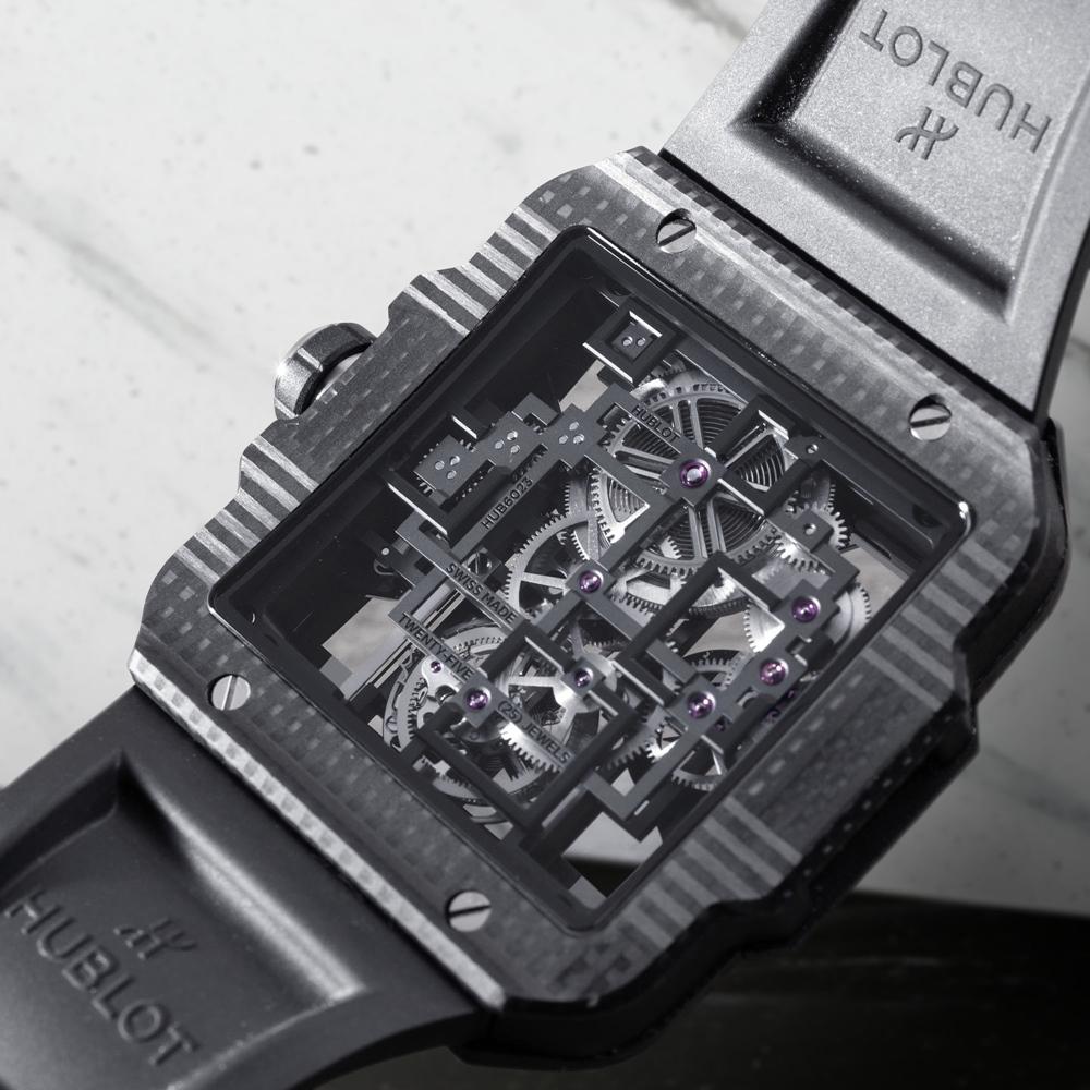 透視後底蓋可欣賞HUBLOT首枚全方形橋板結構的陀飛輪機芯。