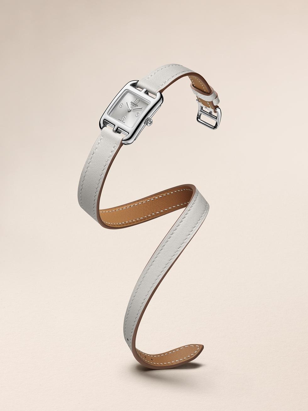 Hermès Cape Cod雙圈設計錶帶為腕錶帶來多樣搭配性，銀色放射紋錶盤，價格店洽。