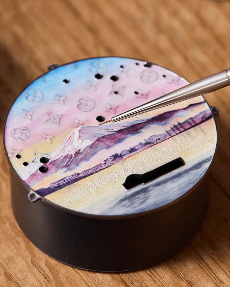 路易威登Escale au Mont Fuji懷錶整體外觀，錶圈鑲嵌漸層彩色藍寶石，呼應錶盤天空色彩。（Louis Vuitton提供）