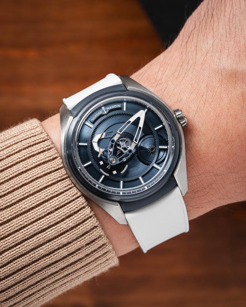 白色橡膠錶帶版本呈現簡潔未來感，突顯FREAK系列標誌性機芯結構。（Ulysse Nardin提供）