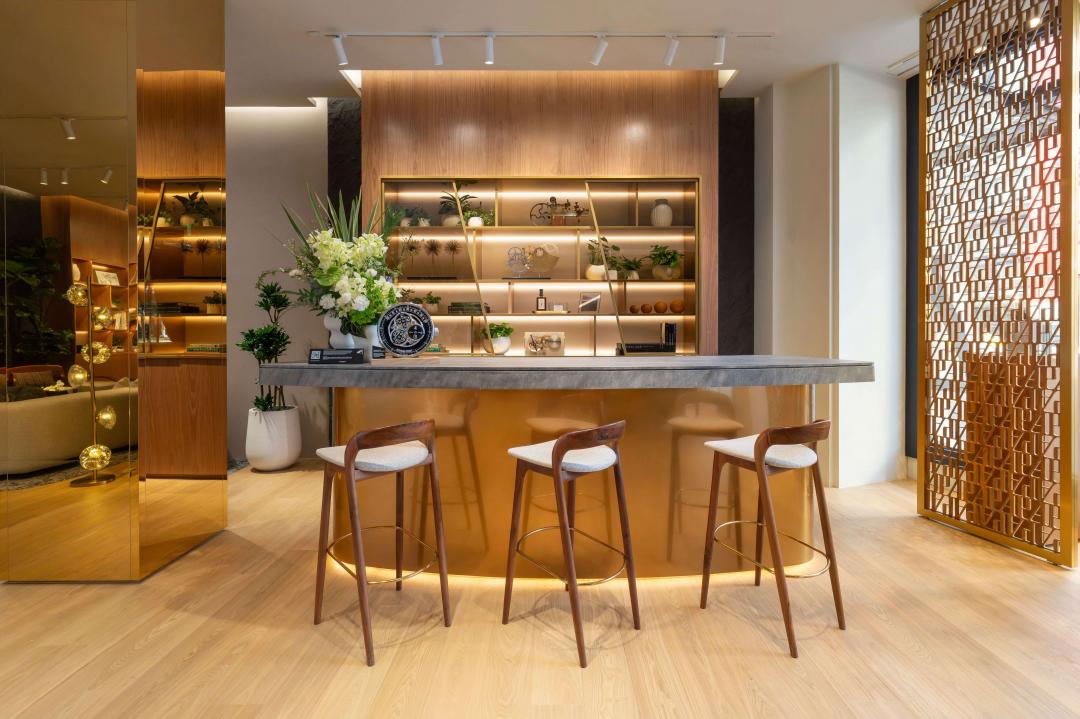 流暢的動線設計與現代金屬交錯，巧妙融合自然意象與現代建築。