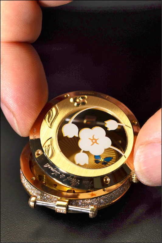 腕錶底蓋點綴梅花圖案，自動盤轉動時，蝴蝶也會跟著飛舞。