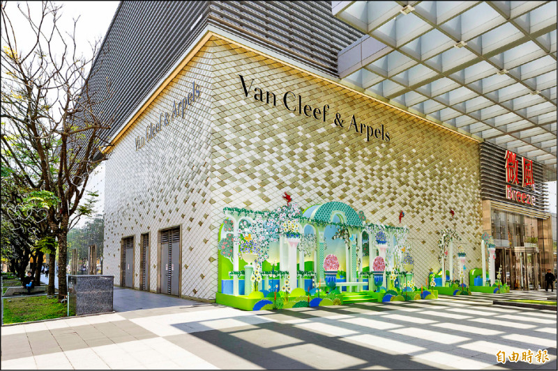 梵克雅寶邀請法國插畫家Charlotte Gastaut創作，為櫥窗和牆面換上春日圖案。圖為信義微風店。（記者林欣若攝）