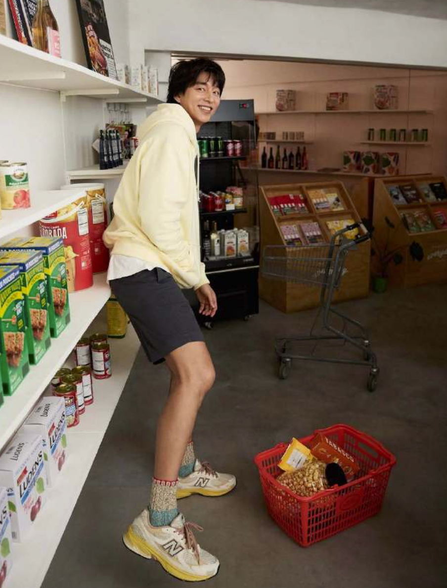 身高184公分的孔劉展現長腿優勢。