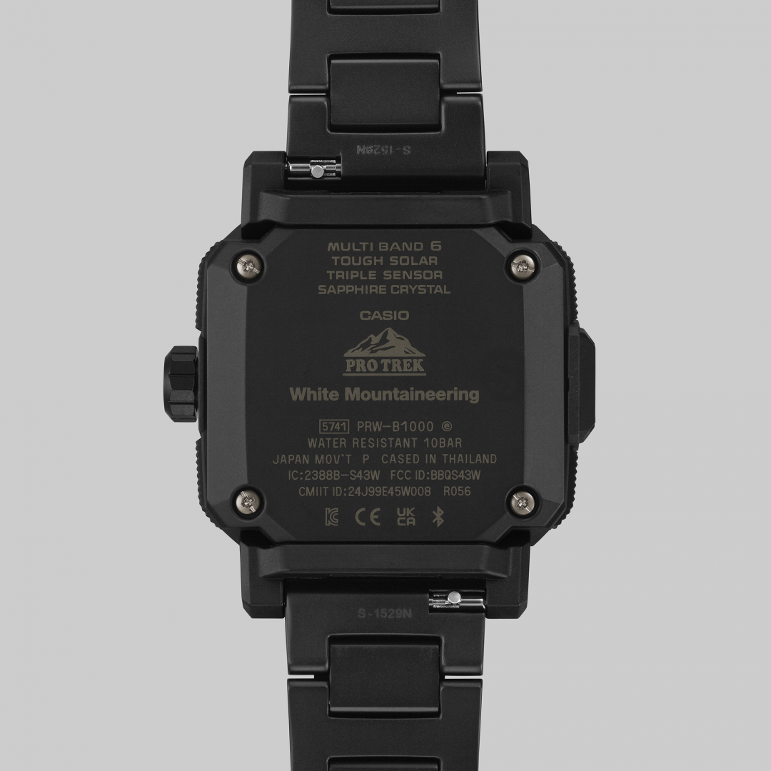 錶背蓋印有White Mountaineering®品牌LOGO。