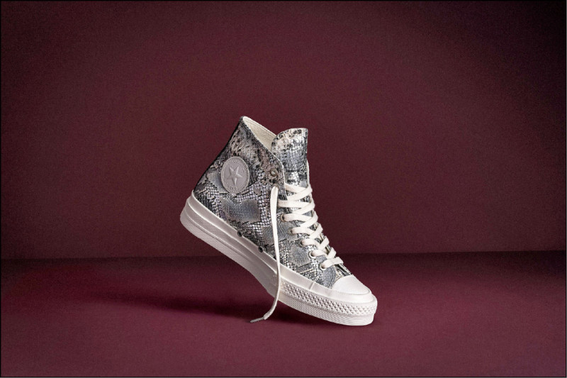 CONVERSE First String系列蛇紋皮革款，6,480元。