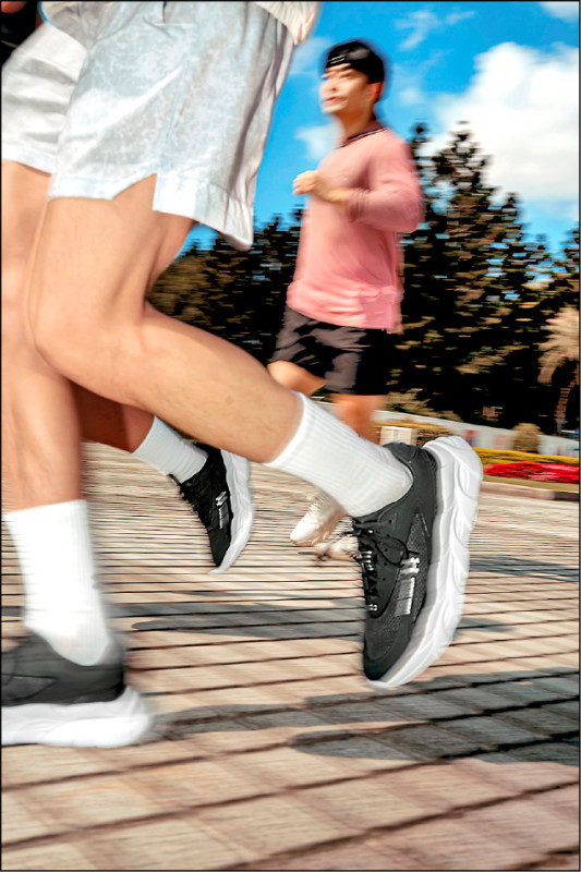 腳踩UNDER ARMOUR UA Halo Runner SE慢跑鞋，跑者能以輕鬆節奏享受跑步的自在氛圍。