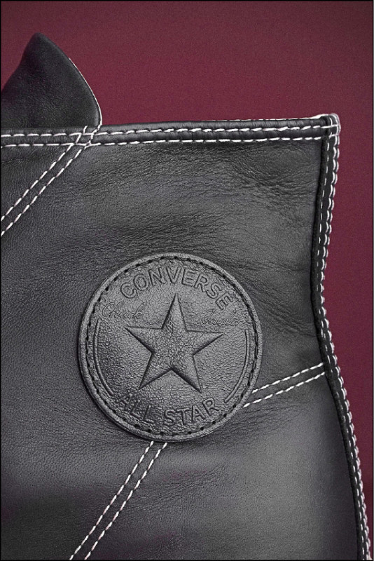 皮革鞋面搭配立體縫線與壓印星標，突顯CONVERSE品牌經典識別與工藝質感。