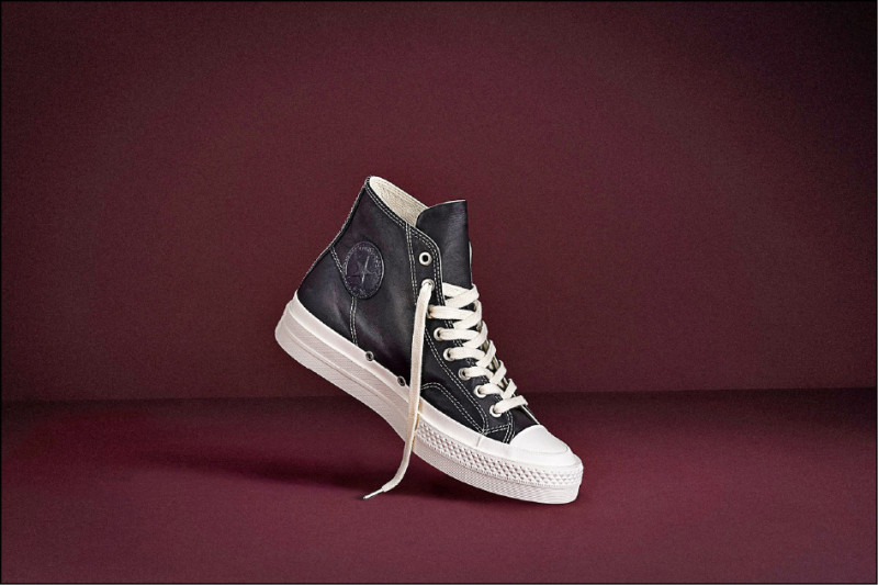 CONVERSE First String系列黑色皮革款，6,480元。