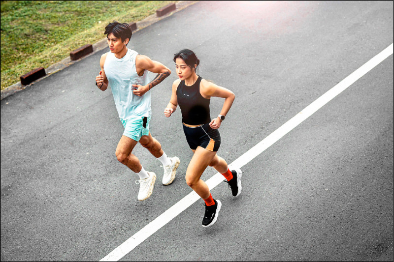 跑者穿上UNDER ARMOUR UA Halo Runner SE慢跑鞋進行日常訓練，展現鞋款在城市跑步的靈活度與穩定表現。