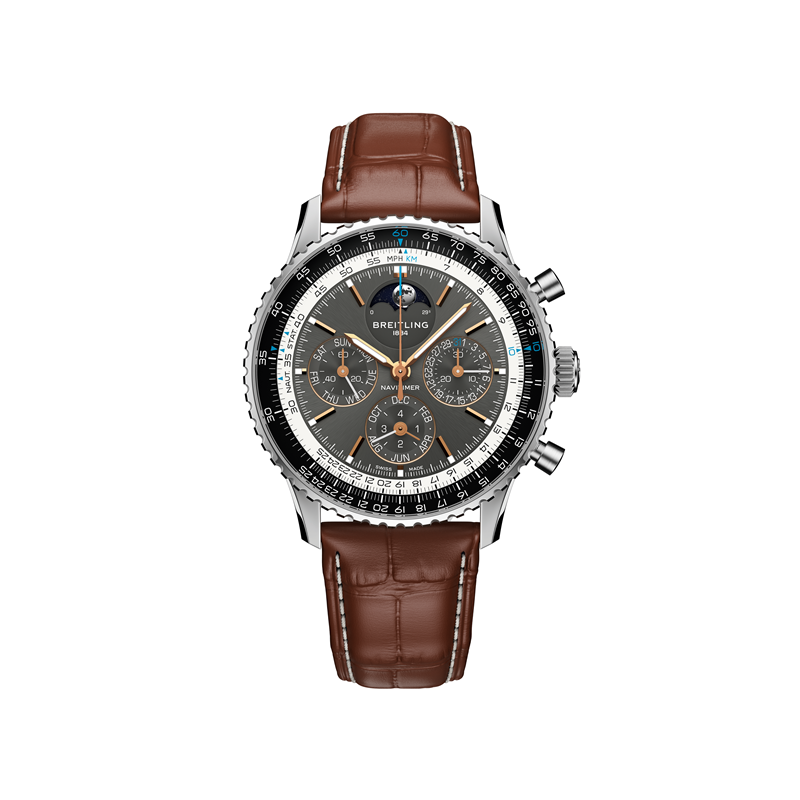百年靈Navitimer B19 43毫米萬年曆計時腕錶，精鋼與鉑金材質搭配煙灰色錶盤與棕色鱷魚皮錶帶，展現飛行高度意象，1,083,000元。（Breitling提供）
