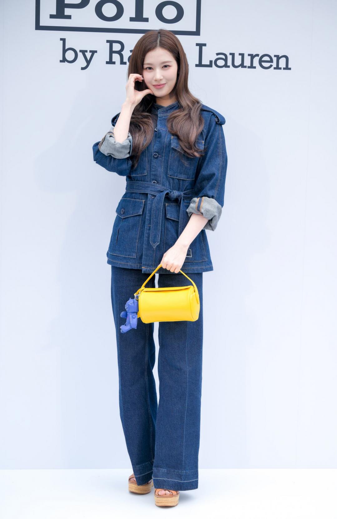 Sana以全套丹寧褲裝描繪修長身形。（圖／記者王文麟攝）