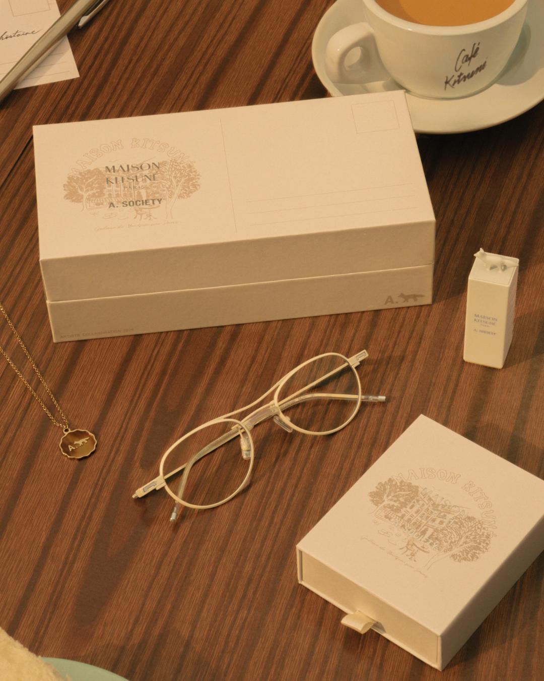 聯名系列包裝以明信片靈感呈現文化紀念品概念。