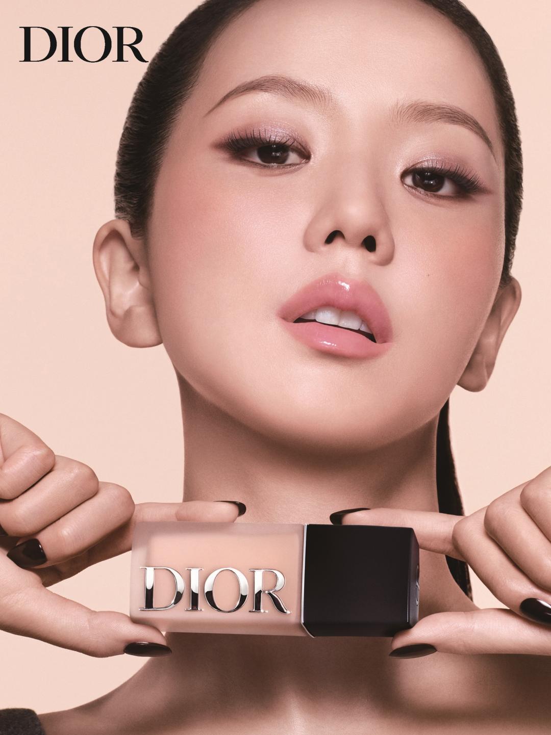 Dior超完美持久粉底液—柔光／柔霧，30ml推薦價2,700元。